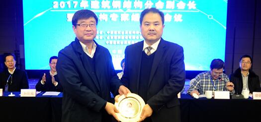 分會(huì)副會(huì)長(zhǎng)劉民向山東冠洲股份有限公司副總經(jīng)理宋章峰授予“會(huì)議紀(jì)念牌