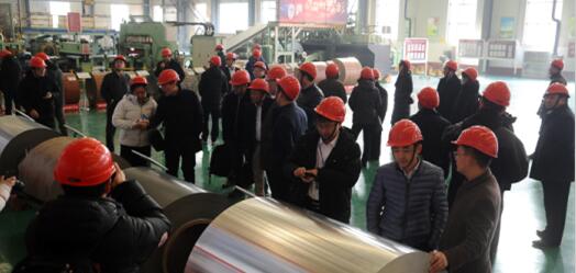 與會(huì)專家和企業(yè)家來(lái)到山東冠洲股份有限公司實(shí)地參觀考察